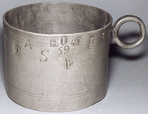 Gemerkte maatbeker tin