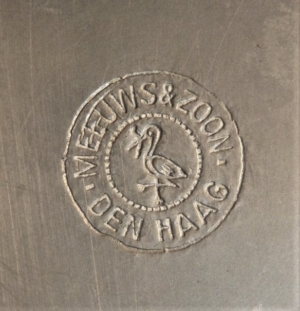 Merkteken strakke theepot, tin antiek, Meeuws Zoon, Den Haag, Nederland