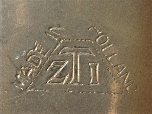 Merkteken antieke tinnen theepotje, rotan handvat, Nederland